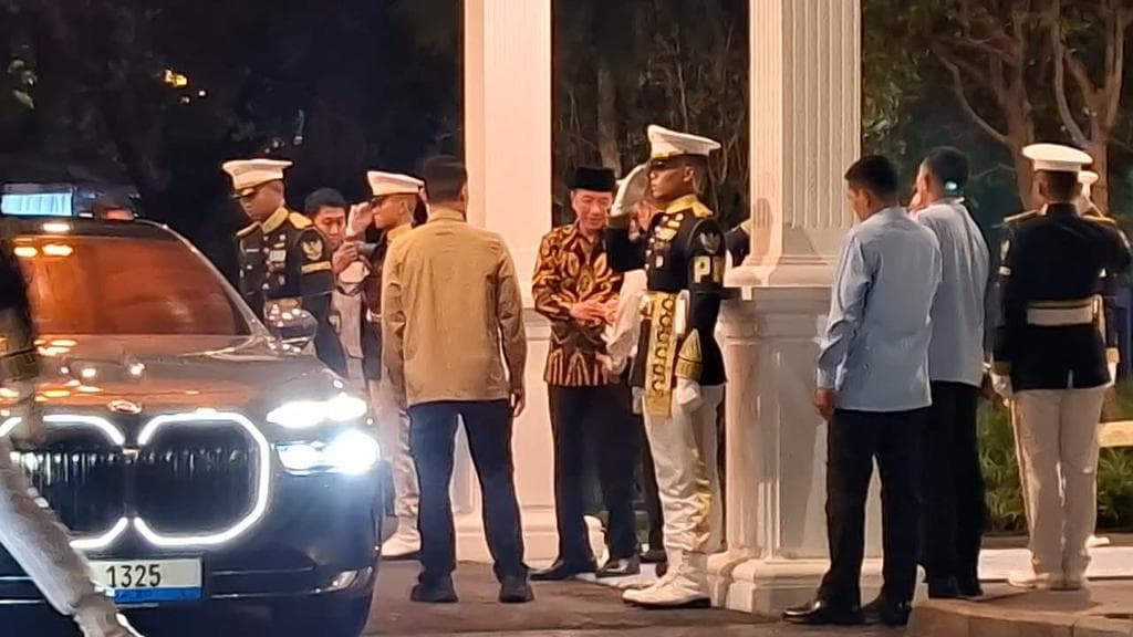 Momen Jokowi dan Gibran Satu Mobil Usai 3,5 Jam Diskusi Bersama Prabowo