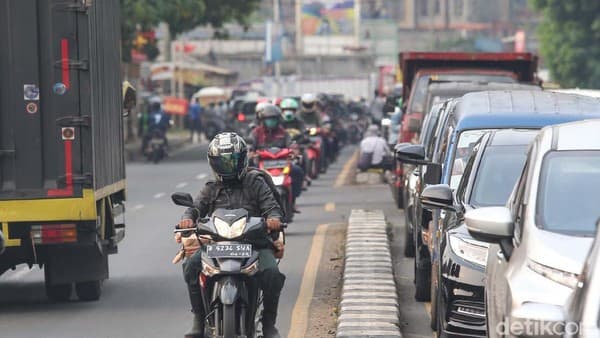 Analisis Psikologis dan Sosial di Balik Fenomena Pengendara Motor Lawan Arah di Tol