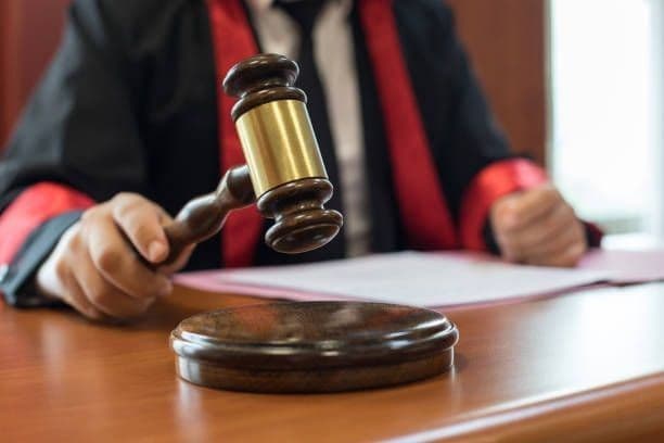 Mengurai Benang Kusut: Bagaimana Hukum Menjadi Jaring Pengaman Sosial yang Sering Diabaikan