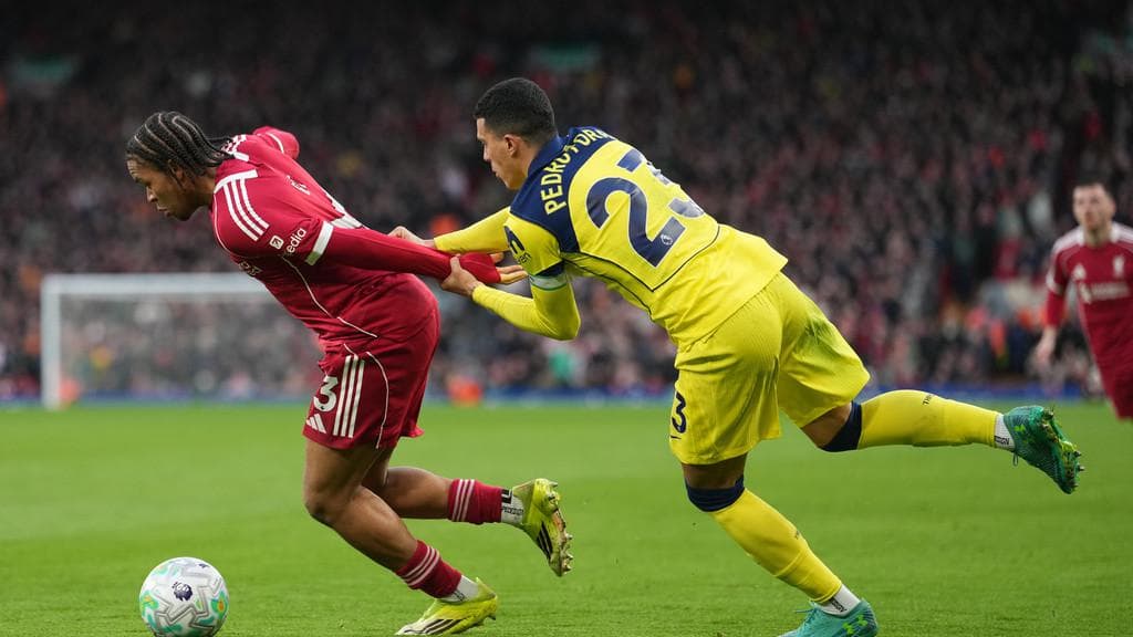 Analisis Mendalam: Pola Kebobolan Akhir Liverpool dan Tantangan Mental Arne Slot