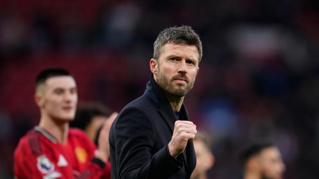 Analisis Mendalam: Mengapa Manchester United Bersikap Hati-hati dengan Kontrak Permanen Michael Carrick