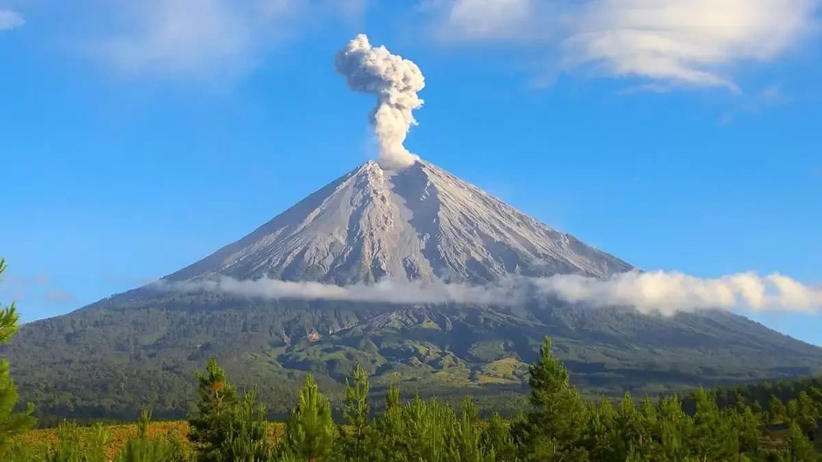 Analisis Mendalam: Mengapa Erupsi Semeru Pagi Ini Bukan Sekadar Berita Biasa