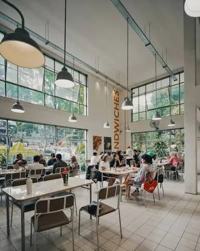 Membedah Model Bisnis BMB Canteen Bandung: Pelajaran Standardisasi, SOP Antrean, dan Kekuatan Signature Menu bagi Calon Pemilik Bisnis Kuliner